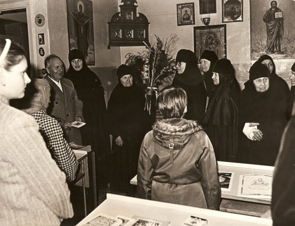 Директор Воскресной школы Знаменской церкви Апенькин А. Г. встречает монахинь Серафимо-Покровского женского монастыря. Кемерово, 1993г.