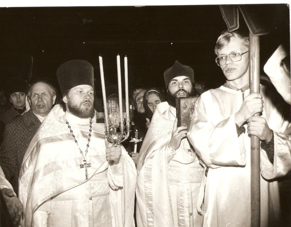 На пасхальном крестном ходе. Кемерово, 1991 г.